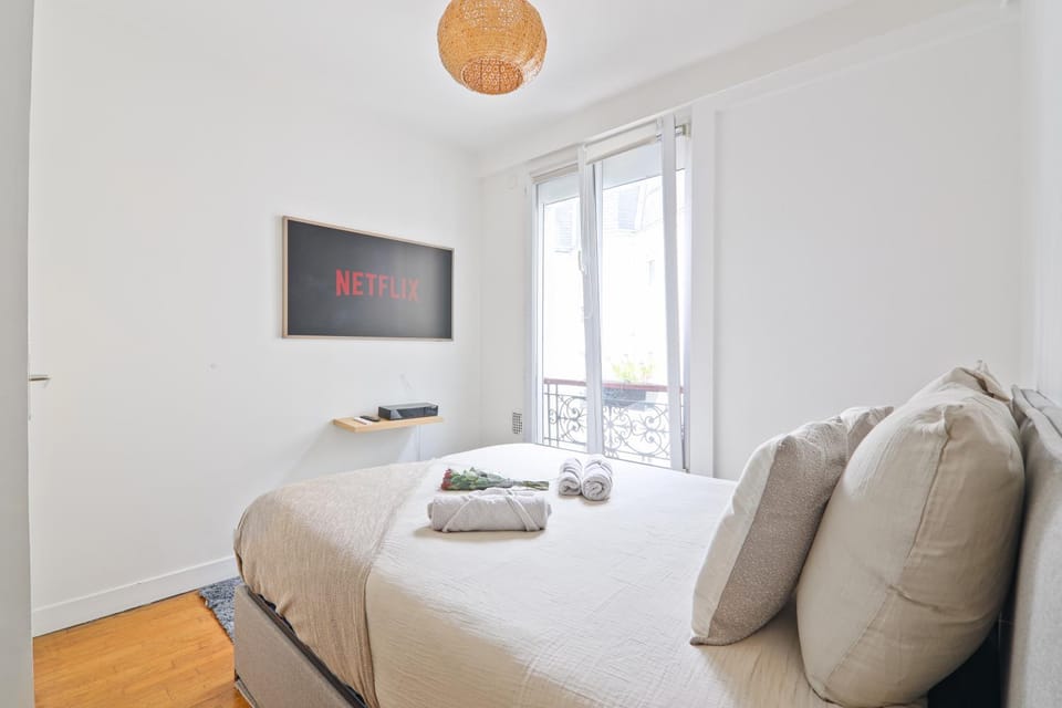 Bed, TV and multimedia, Photo of the whole room, Bedroom, towels