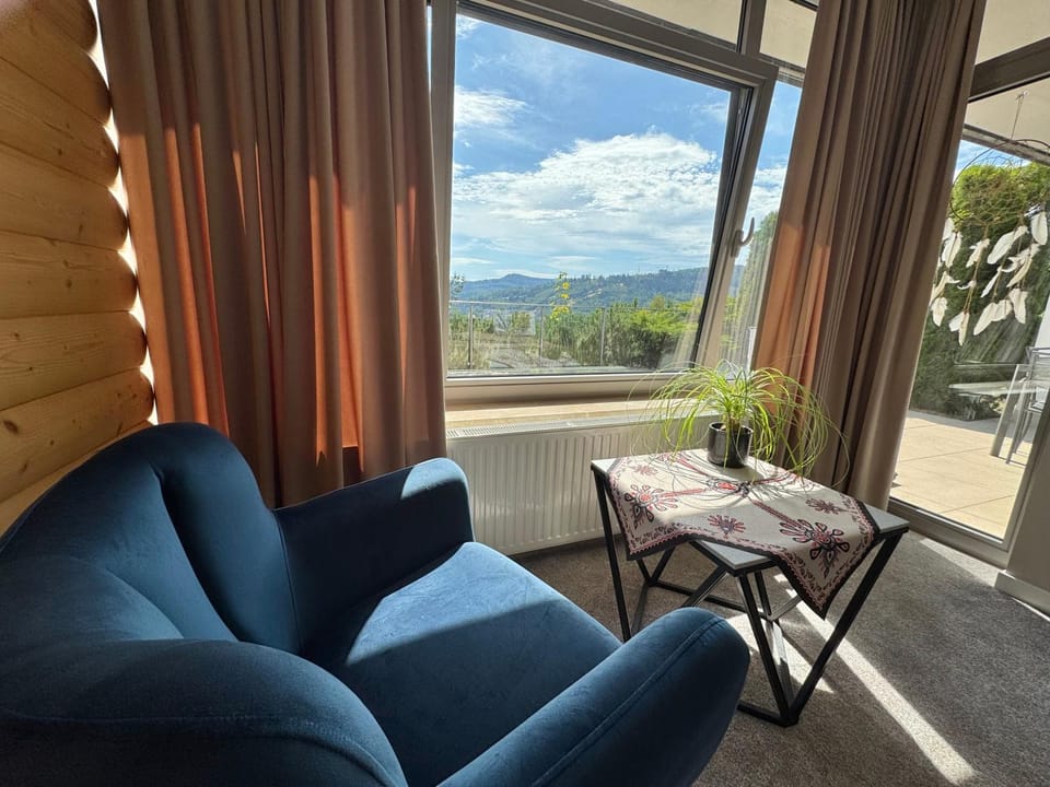 Bedroom, Mountain view