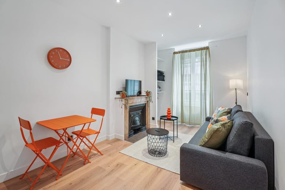 TV and multimedia, Kitchen or kitchenette, Living room, Seating area, Dining area