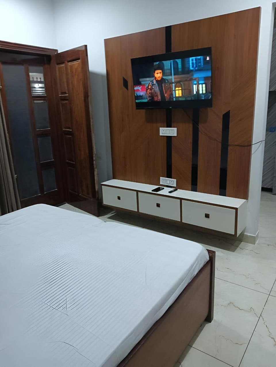 Bed, TV and multimedia, Photo of the whole room, Bedroom