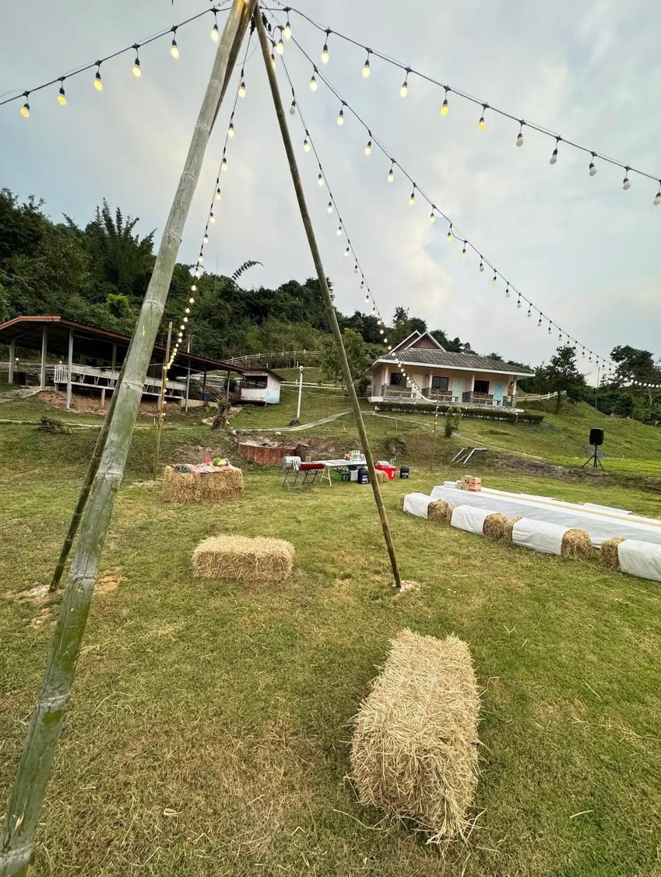บ้านเนินเขา รีสอร์ท&แคมป์ปิ้ง Bed and Breakfast in Thailand