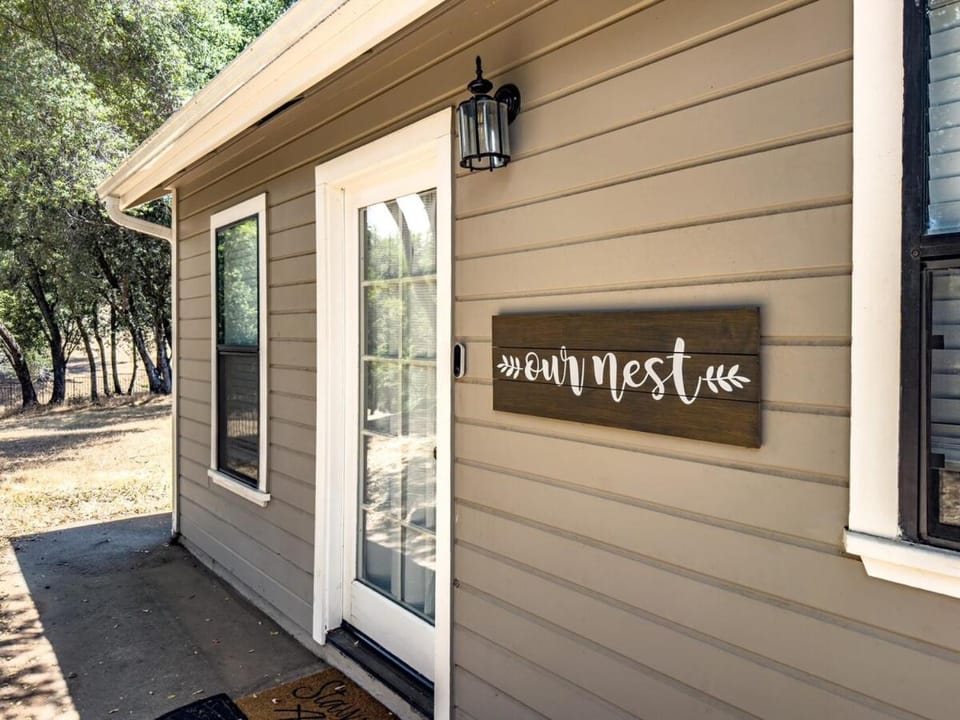 Studio Loft Near Yosemite with Kitchenette Apartment in Oakhurst