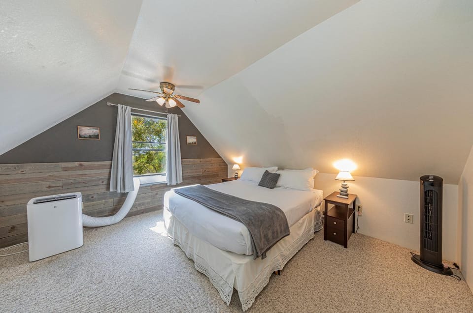Studio Loft Near Yosemite with Kitchenette Apartment in Oakhurst