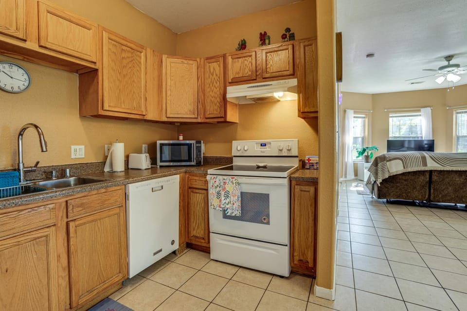 11 Mi to Dtwn Houston: Pet-Friendly Home w/ Yard! House in Houston