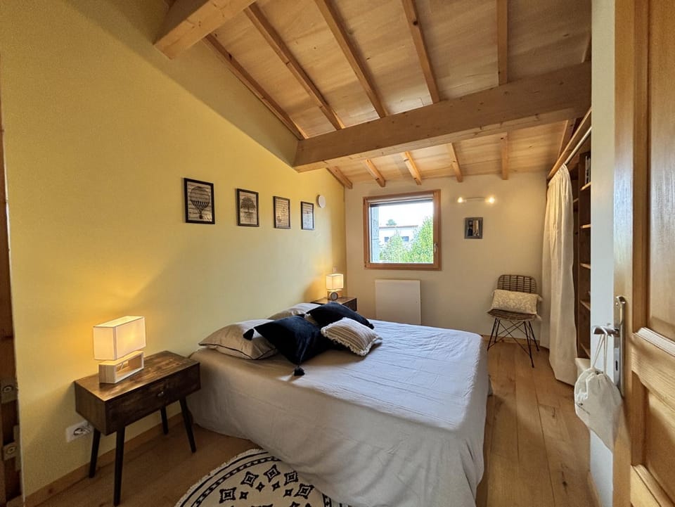 Bed, Photo of the whole room, Bedroom, towels