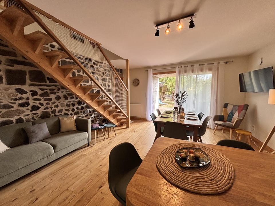 TV and multimedia, Seating area, Dining area