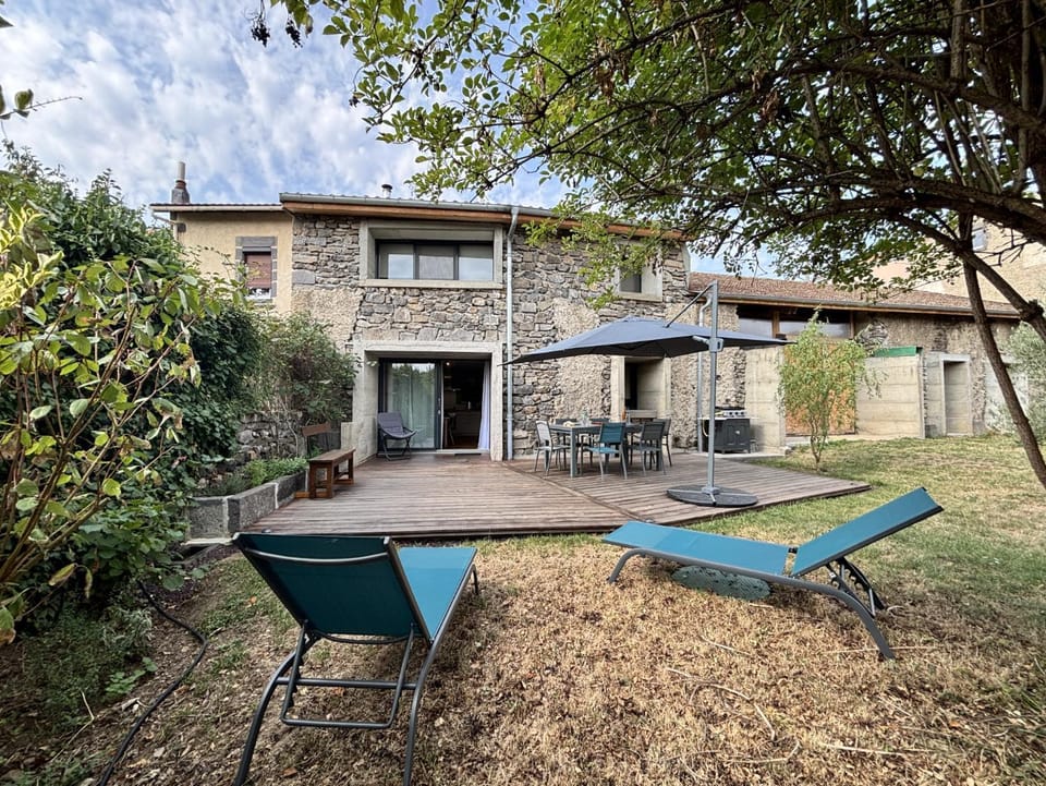 Property building, Patio, Day, BBQ facilities, Garden, Garden view, sunbed