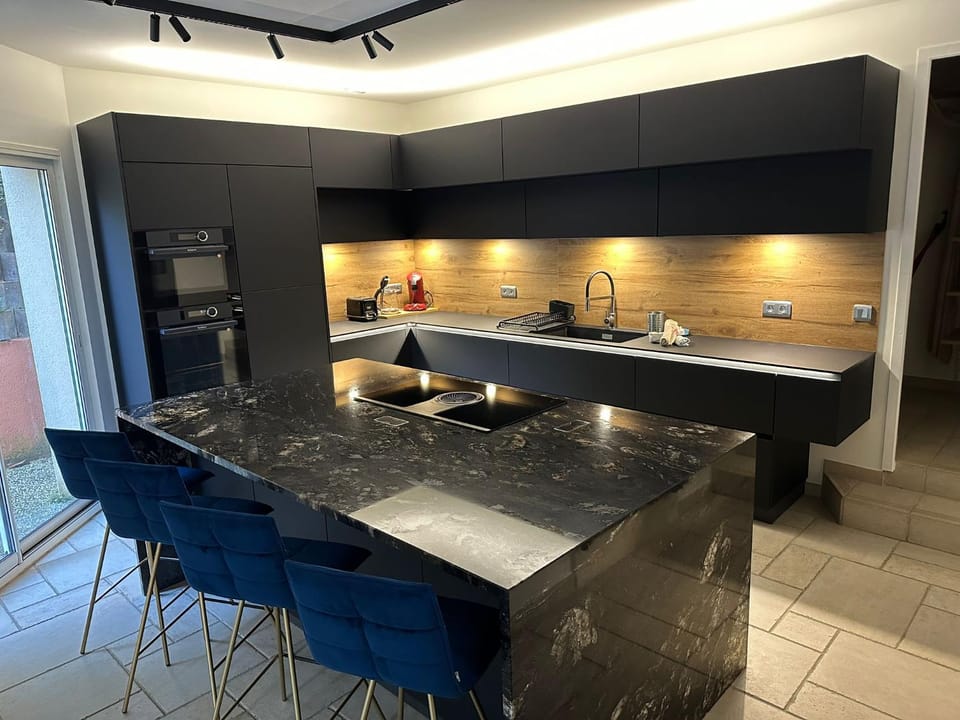 Coffee/tea facilities, oven, stove, kitchen