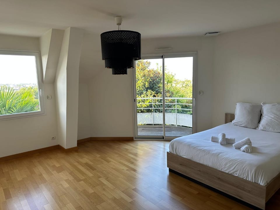 Bed, Bedroom, towels