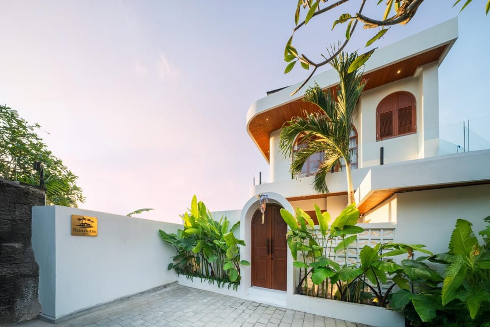 New Luxury villa walk to Atlas, Finns and Berawa beach Villa in North Kuta