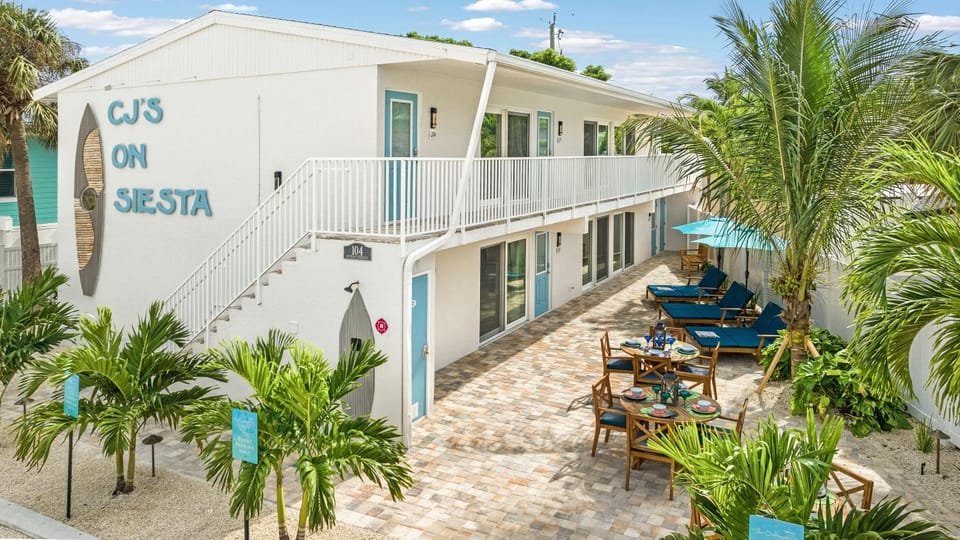 Sea Dream - Pet Friendly, Located in Siesta Key Village, Steps to Siesta Key Beach! House in Siesta Beach