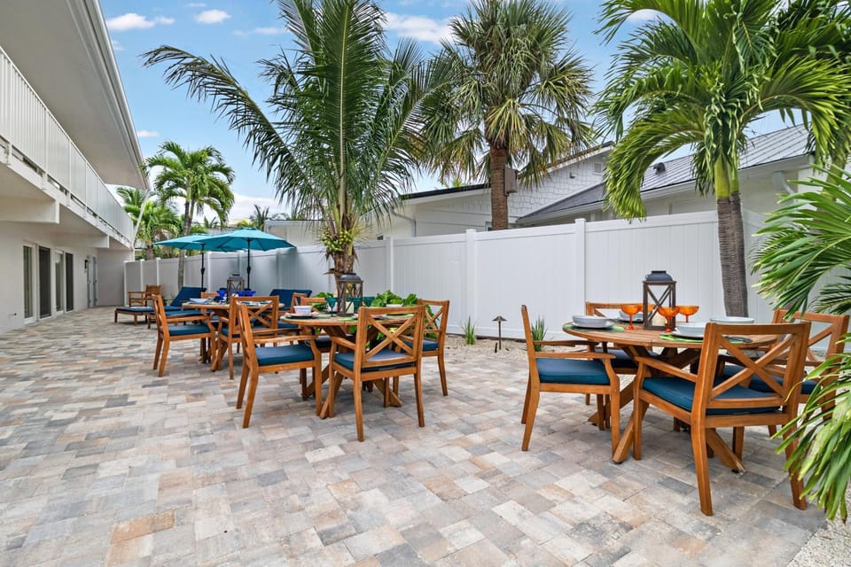 Sea Coast - Pet Friendly, Located in Siesta Key Village, Steps to Siesta Key Beach! House in Siesta Beach