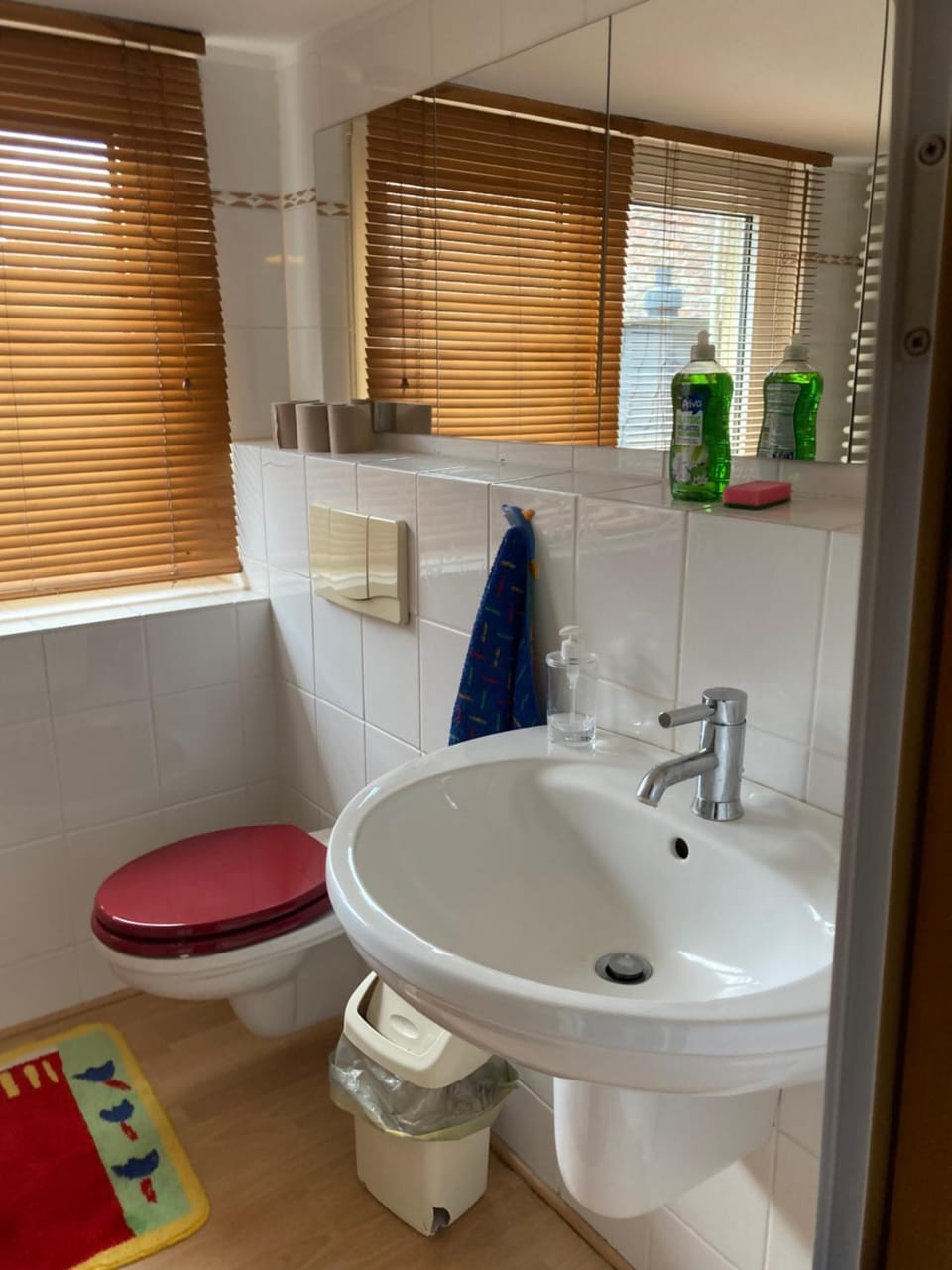 Ruhiges ganzes Apartment Self Check-in 45 m zwei Zimmer Groses Bad Badewanne Kochnische Apartment in Duisburg