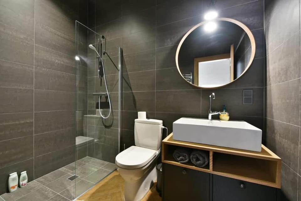 Domillion New Modern Old town apt 14 ppl U2C2 House in Vilnius