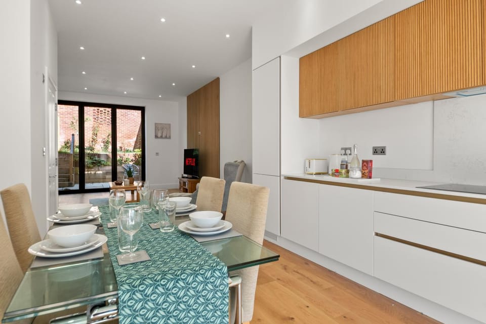 Kitchen or kitchenette, Living room, Seating area, Dining area