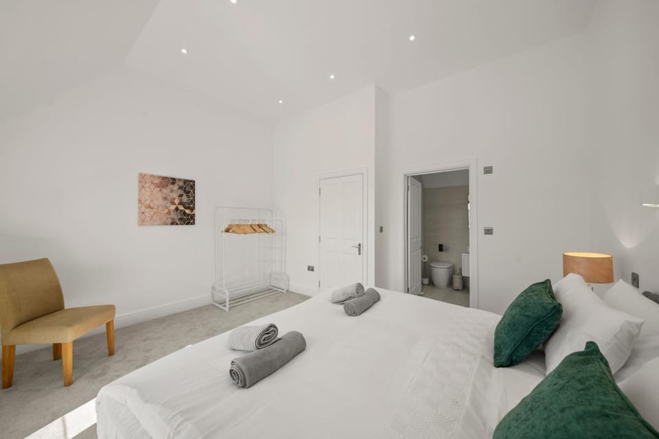Bed, Photo of the whole room, Bedroom, towels