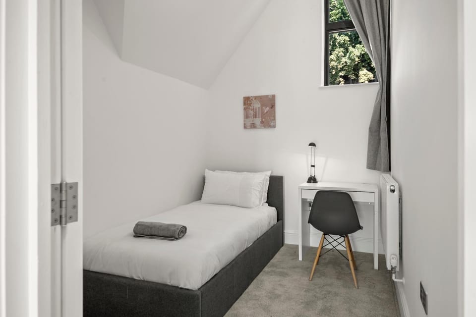 Bed, Seating area