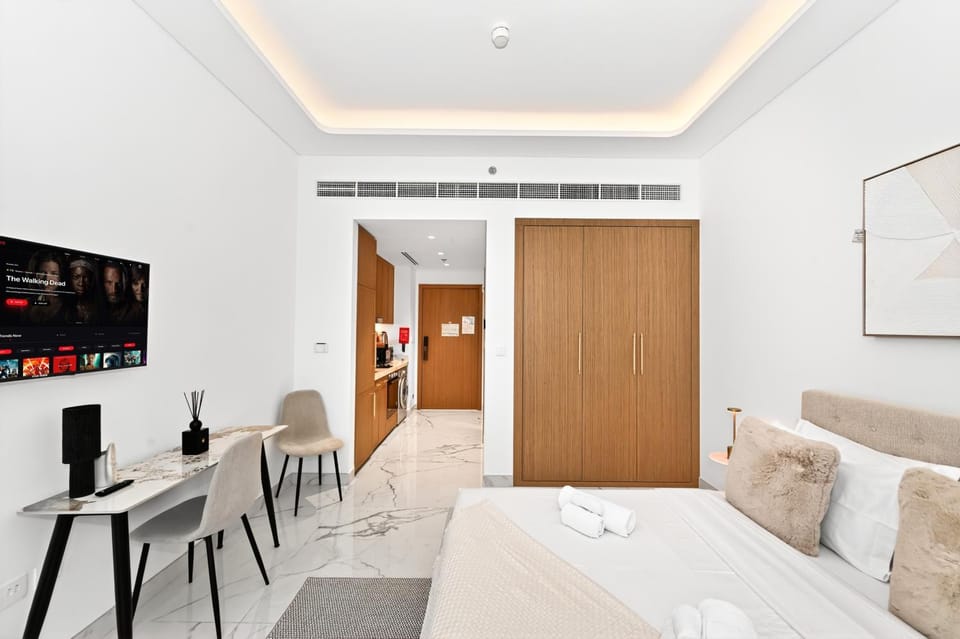 Communal lounge/ TV room, Bed, TV and multimedia, Living room, Photo of the whole room, Seating area, Evening entertainment, Bedroom, wardrobe