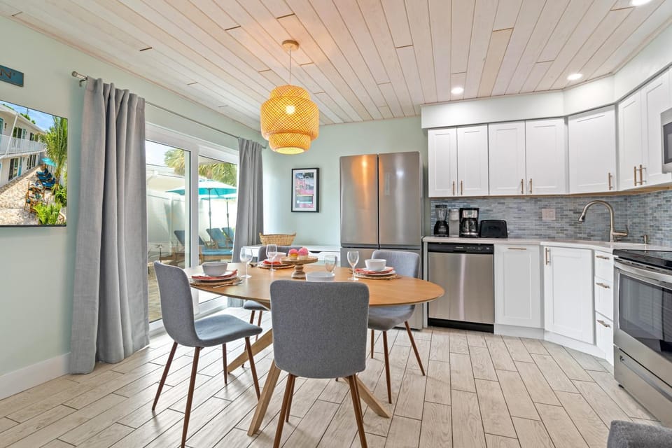 Sea Foam - Pet Friendly, Located in Siesta Key Village, Steps to Siesta Key Beach! House in Siesta Beach