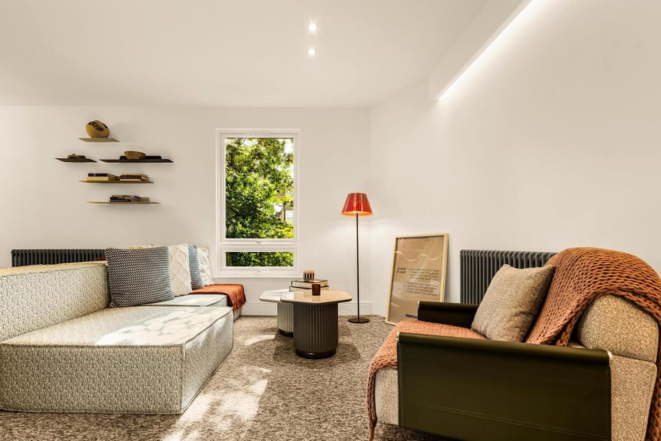 Contemporary Mews Home Apartment in City of Westminster