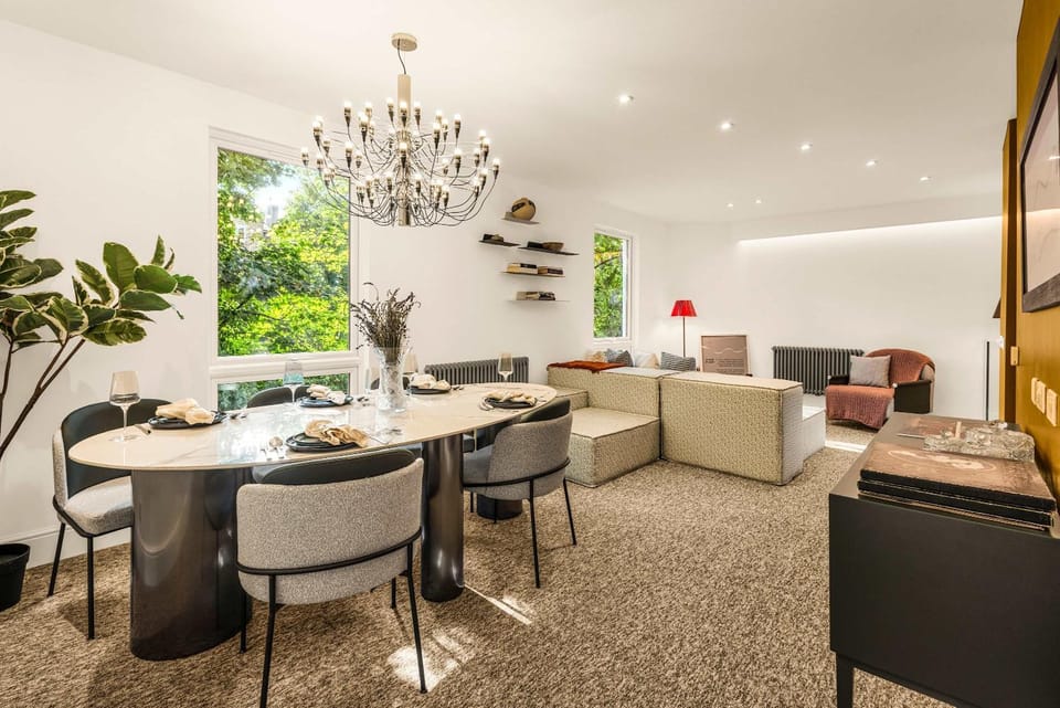 Contemporary Mews Home Apartment in City of Westminster