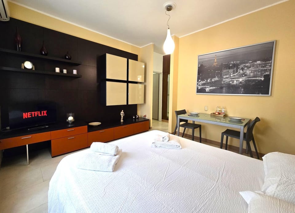 Bed, TV and multimedia, Living room, Seating area, Bedroom