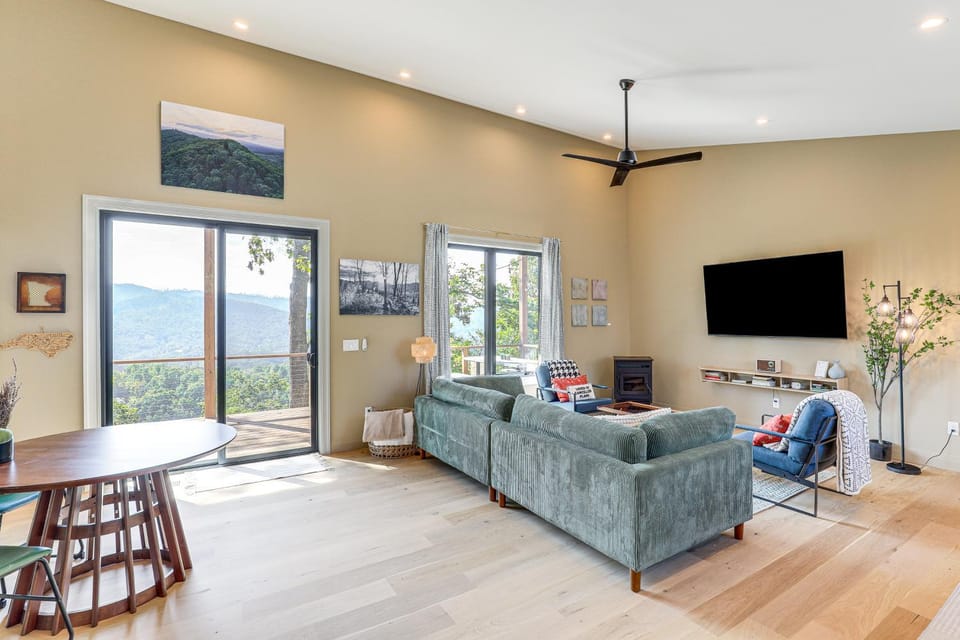 Natural landscape, TV and multimedia, Living room, Seating area, fireplace