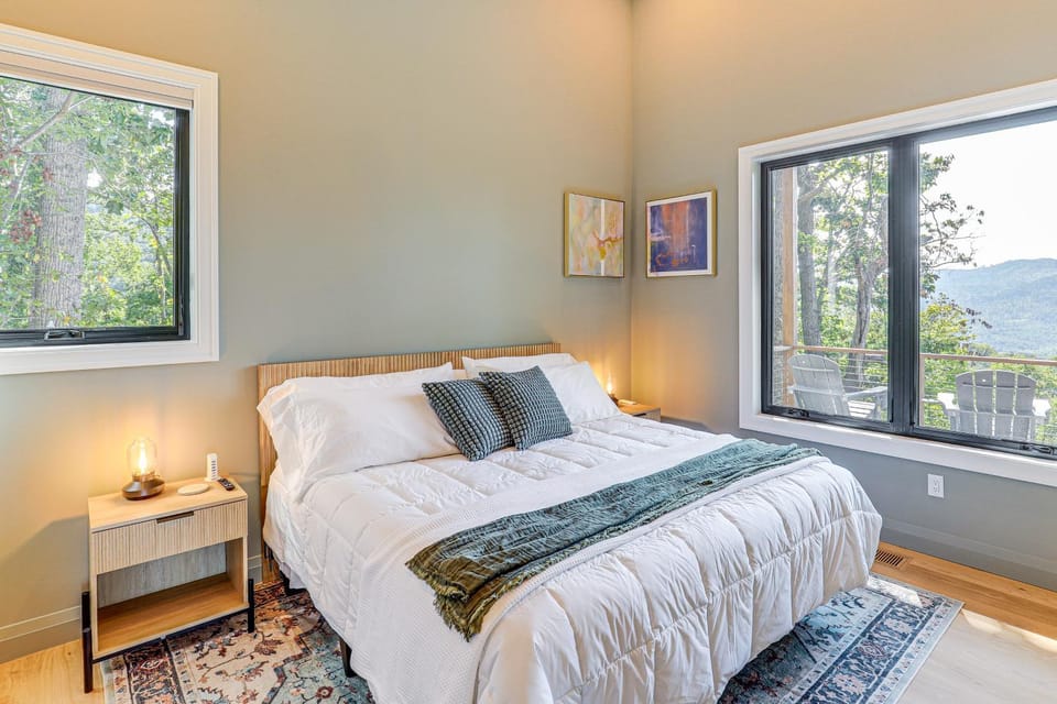 Bed, Photo of the whole room, Bedroom, Mountain view