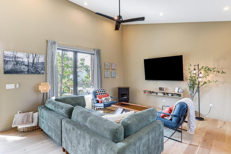 TV and multimedia, Living room, Seating area, Evening entertainment, fireplace