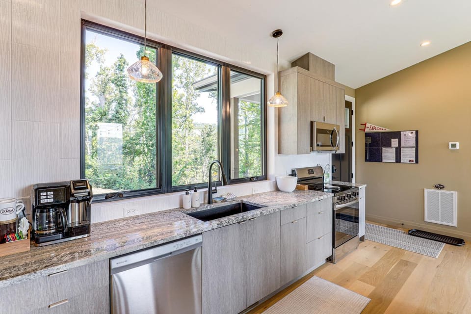 Coffee/tea facilities, Kitchen or kitchenette, dishwasher, oven, stove, toaster