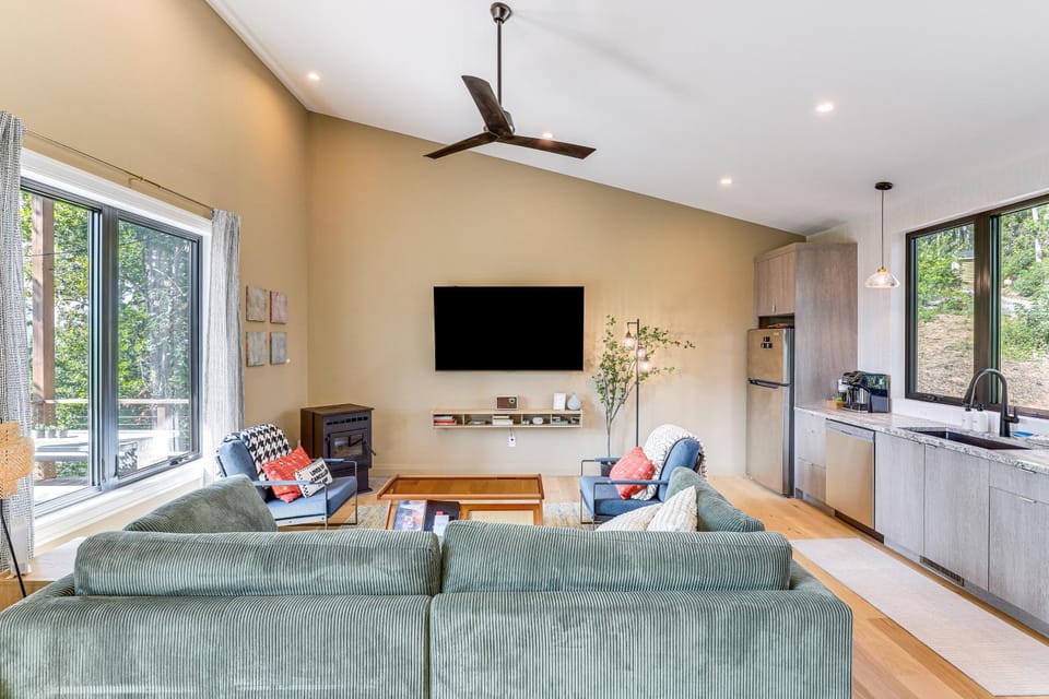 TV and multimedia, Kitchen or kitchenette, Living room, Seating area, Evening entertainment, fireplace