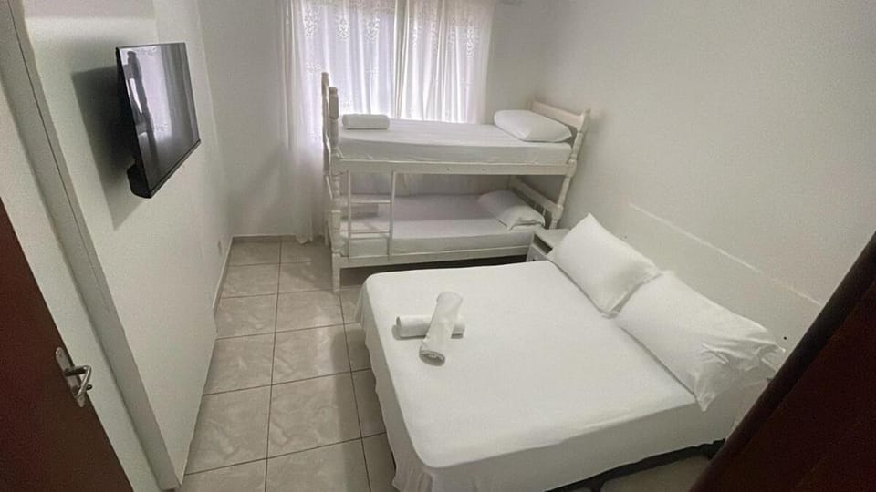 Bed, TV and multimedia, Bedroom, towels