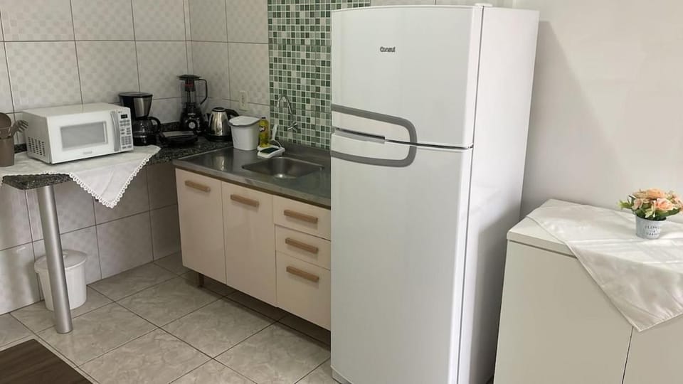 Coffee/tea facilities, Kitchen or kitchenette, oven, stove