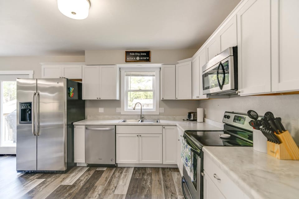 4 Mi to Big Creek State Park: Spacious Family Home House in Iowa