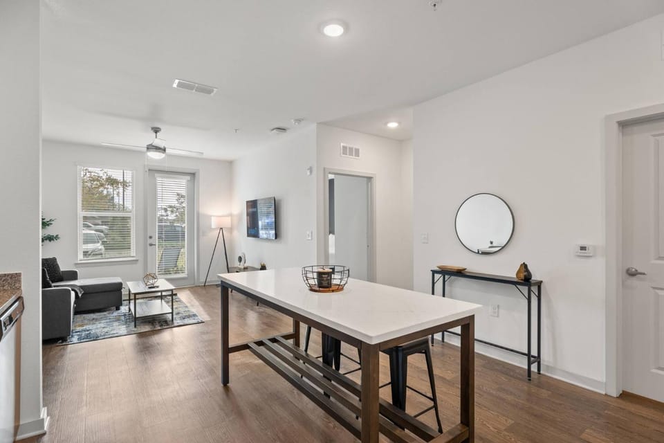 Kitchen or kitchenette, Photo of the whole room, Dining area