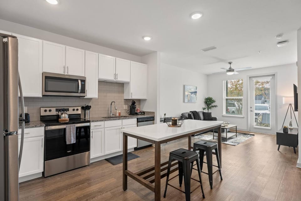 Kitchen or kitchenette, Dining area, kitchen
