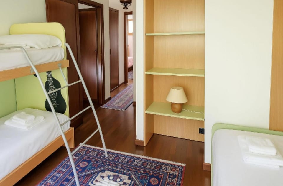 Bed, Photo of the whole room, bunk bed