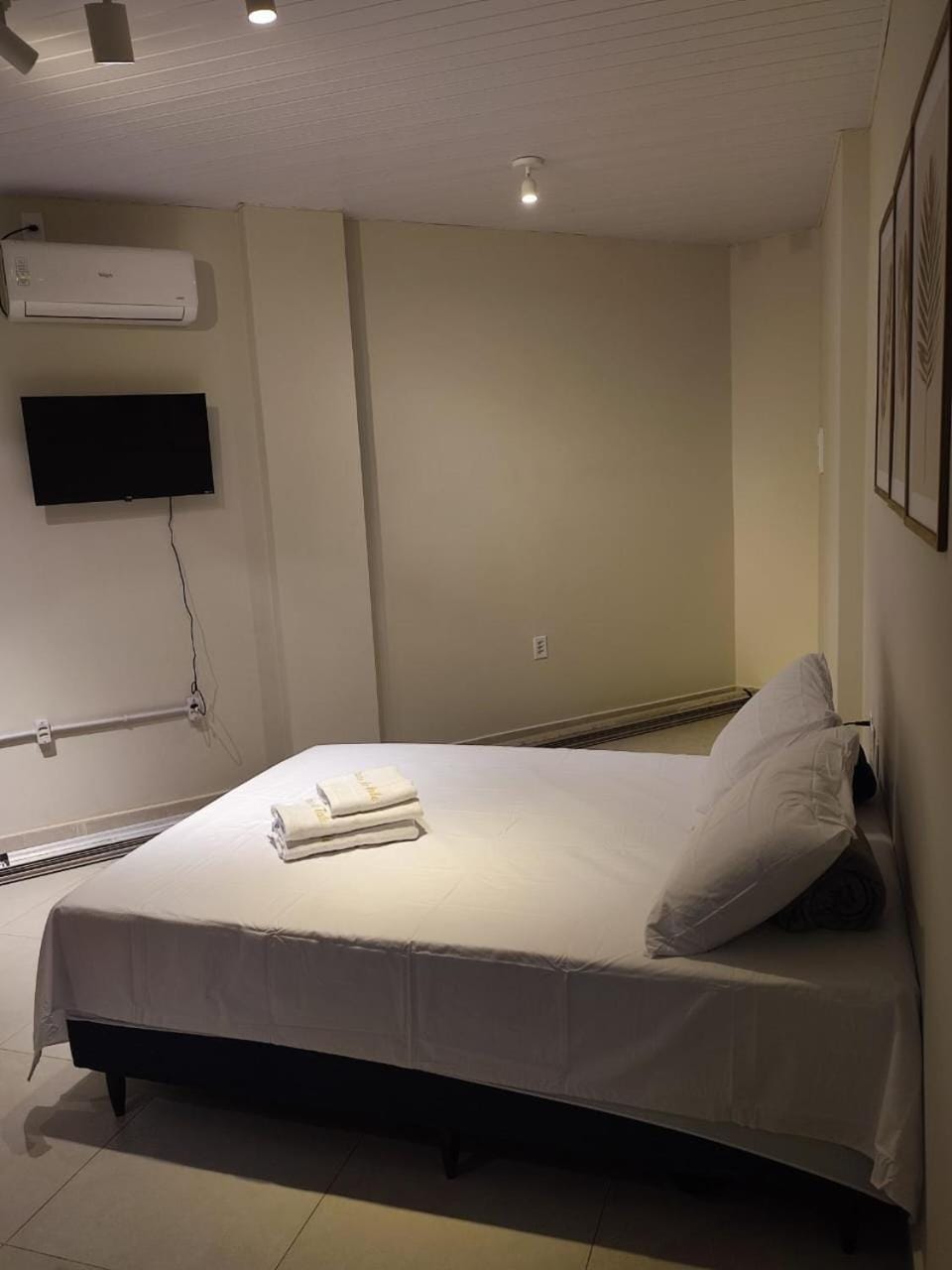 Bed, TV and multimedia, Photo of the whole room, Bedroom, towels, air conditioner
