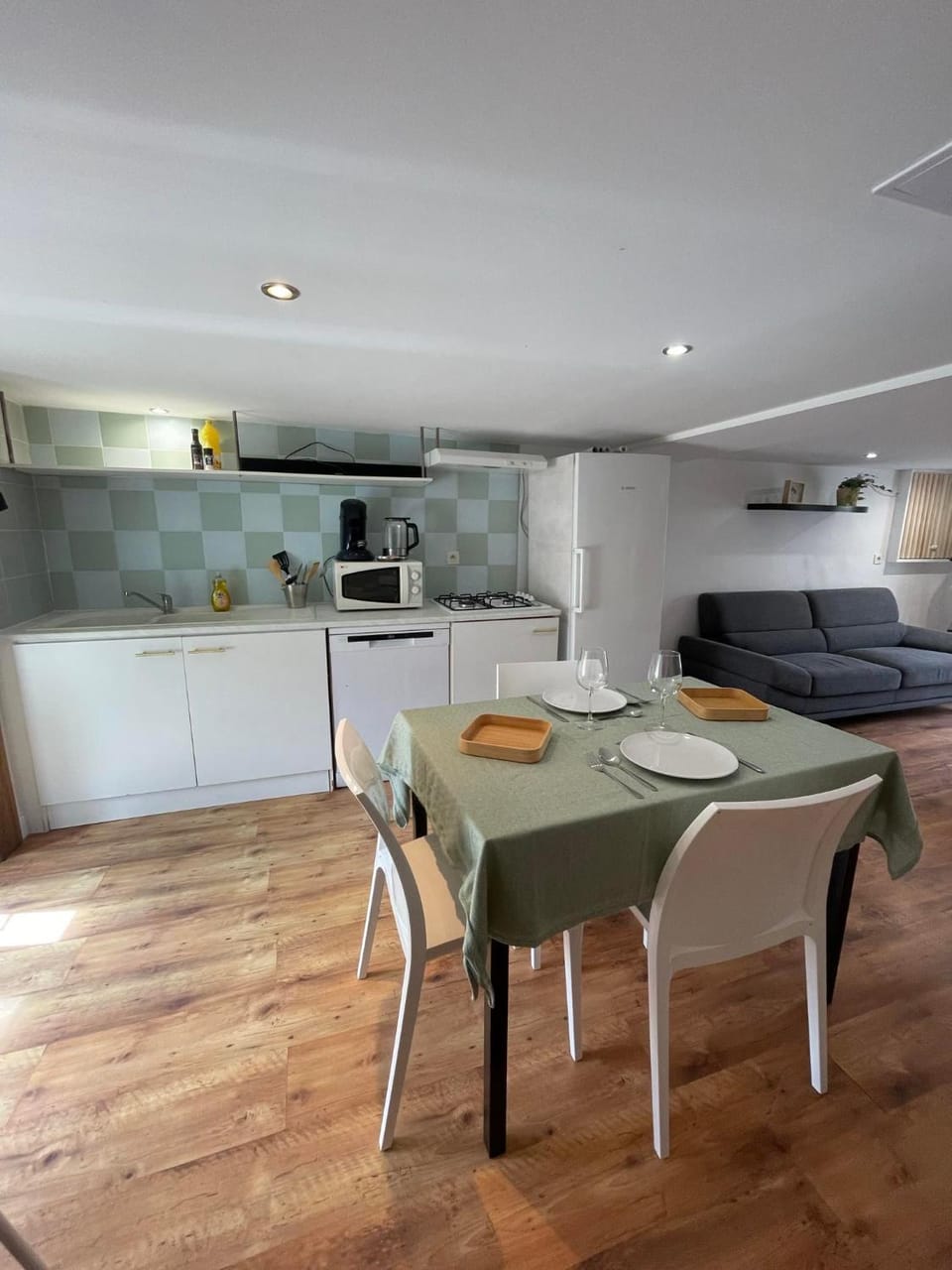Kitchen or kitchenette, Dining area, stove
