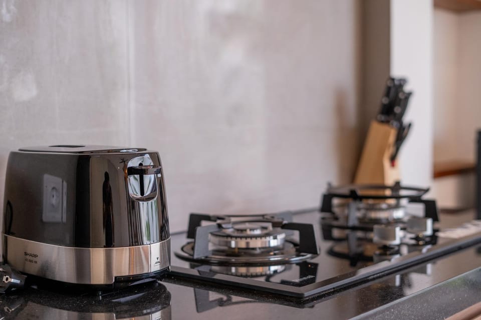 Coffee/tea facilities, Kitchen or kitchenette, stove, toaster