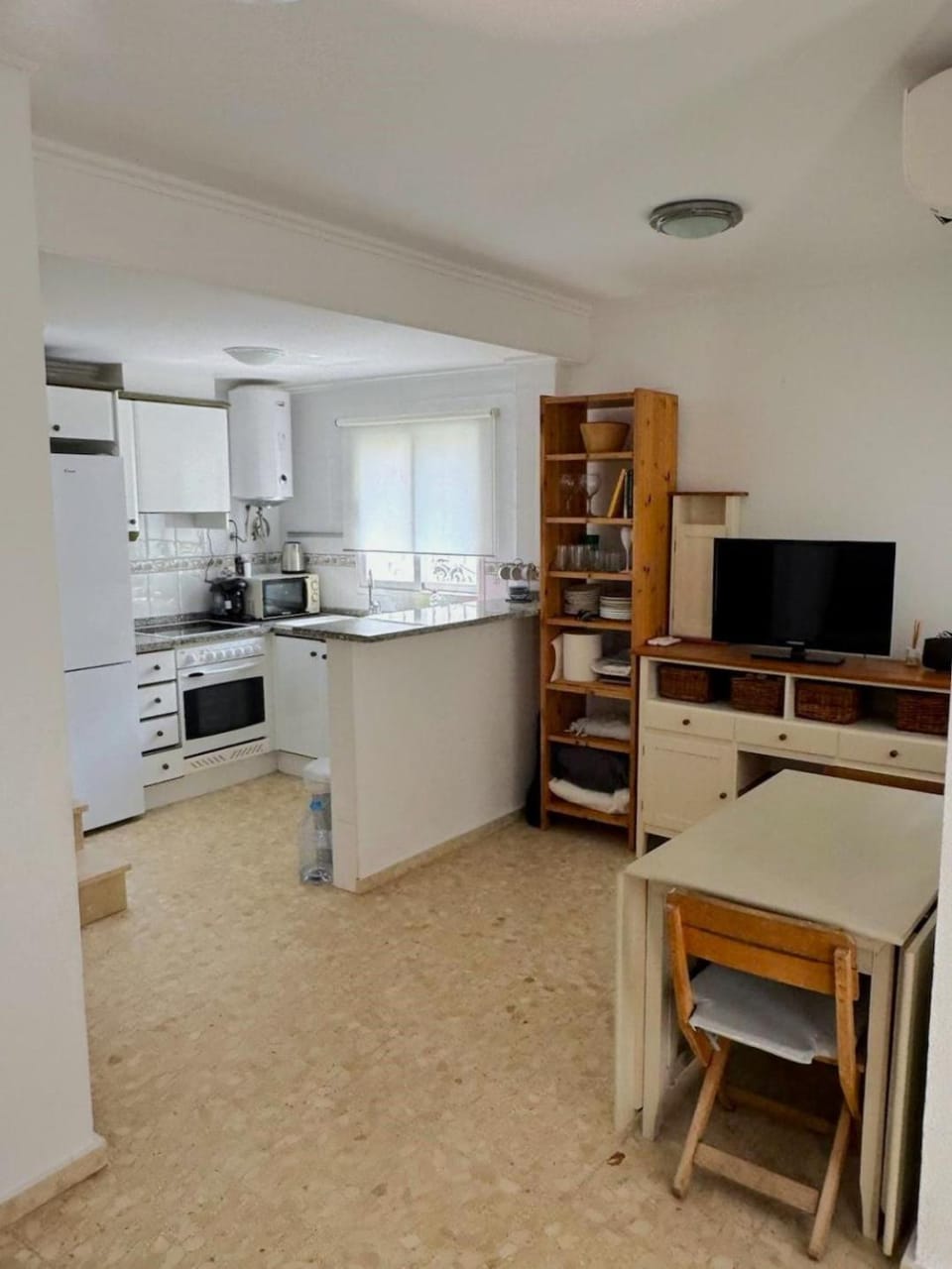 TV and multimedia, Kitchen or kitchenette, Dining area, oven, stove, toaster