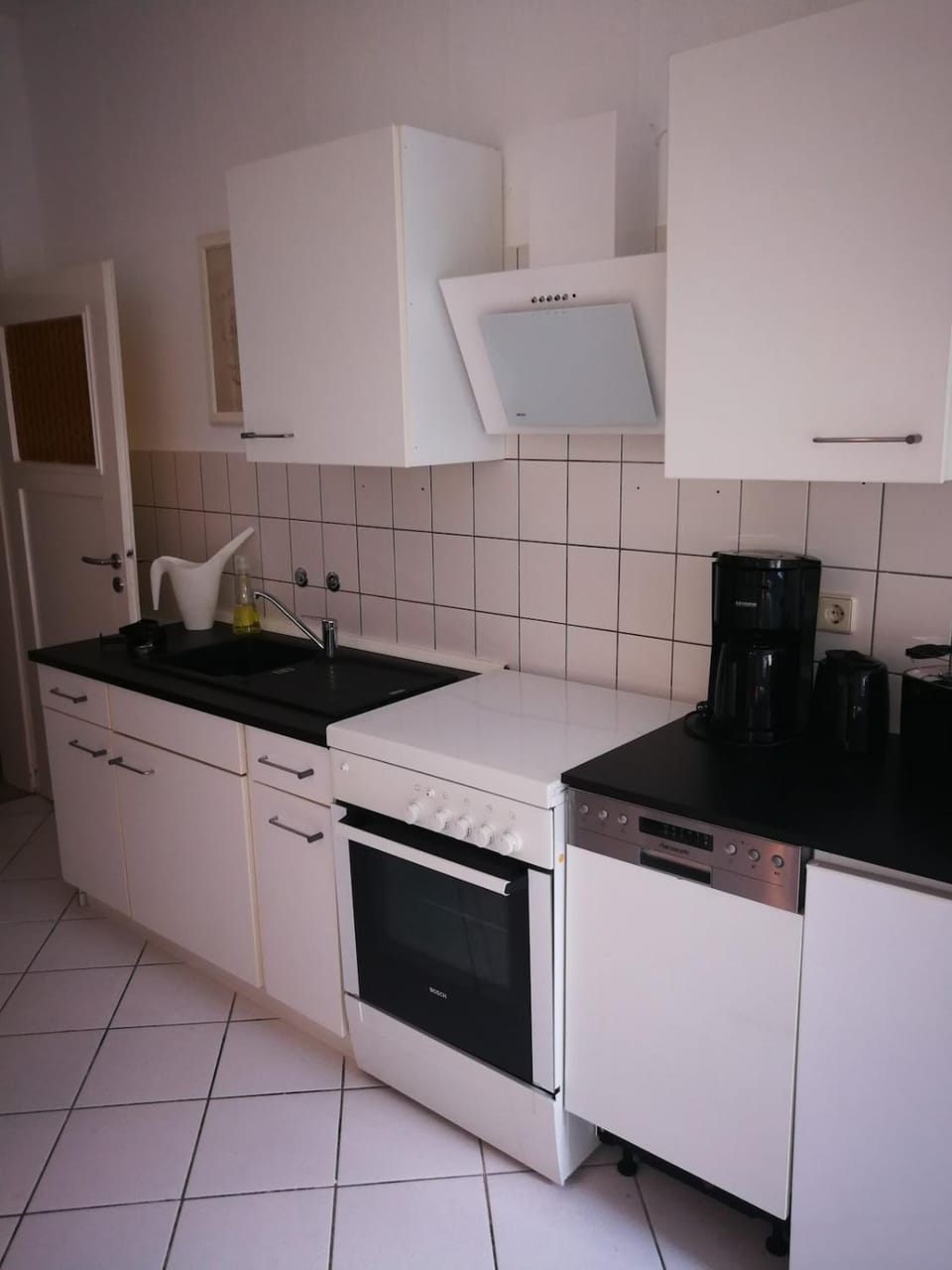 Kitchen or kitchenette, dishwasher, stove