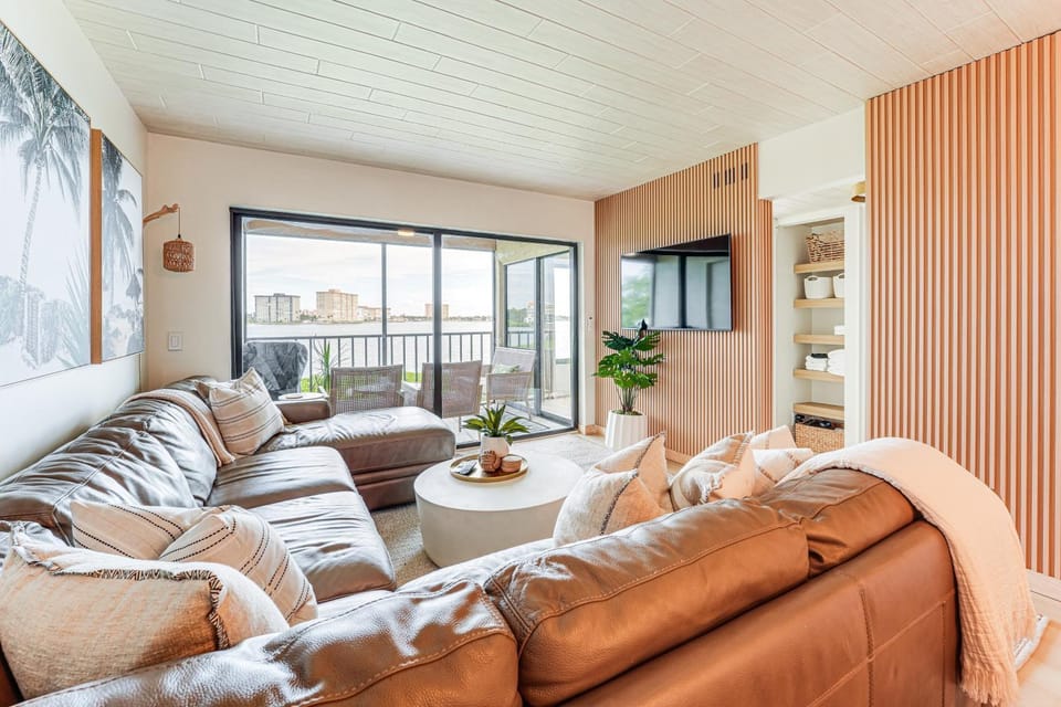 Heated Pool Access: Bayfront Isla Del Sol Condo House in Isla del Sol
