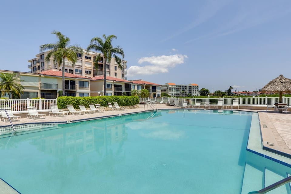 Heated Pool Access: Bayfront Isla Del Sol Condo House in Isla del Sol