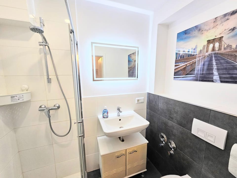 Shower, Toilet, Bathroom, towels