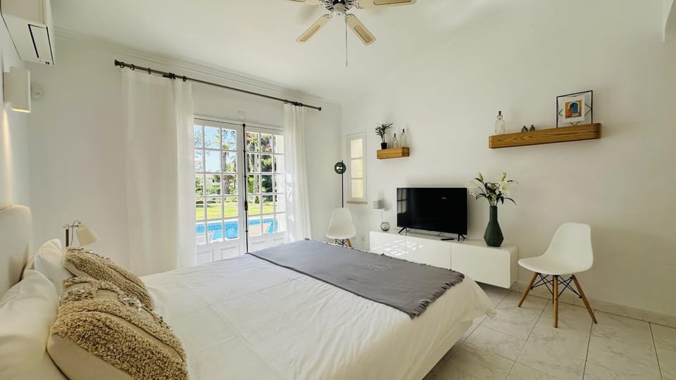 Bed, TV and multimedia, Photo of the whole room, Bedroom