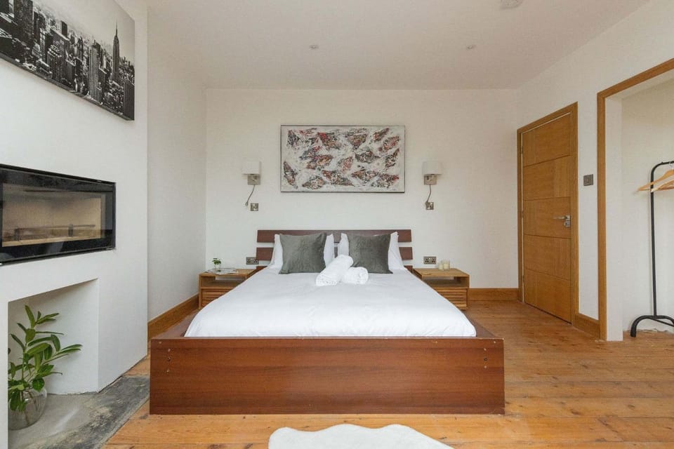 Bed, Photo of the whole room, Bedroom