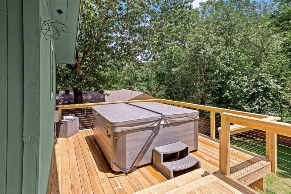 Back-40 Retreat with Hot Tub & Bike Garage House in Bella Vista