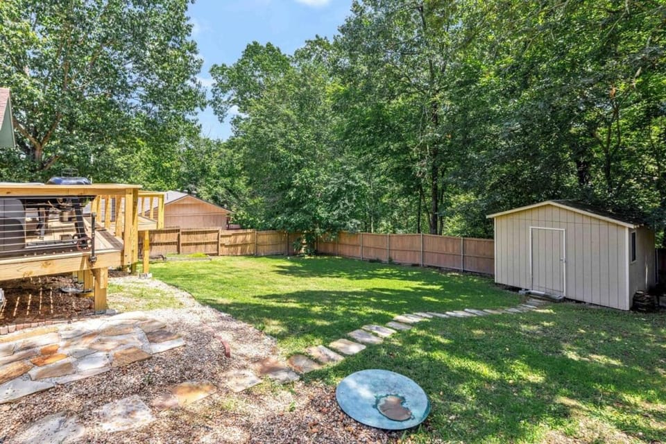 Back-40 Retreat with Hot Tub & Bike Garage House in Bella Vista