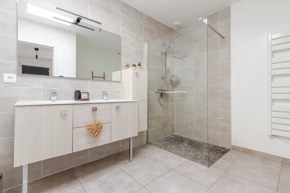 Shower, Bathroom, hair dryier